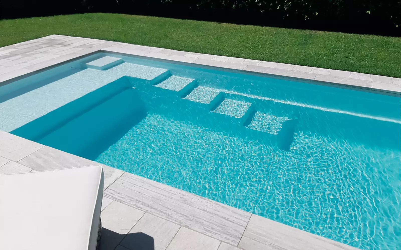 The Elite™, a fiberglass pool design manufactured by Leisure Pools